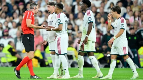 Vinicius rakibinin saçını çekti ortalık karıştı! Real Madridli futbolcular hakemin üzerine yürüdü