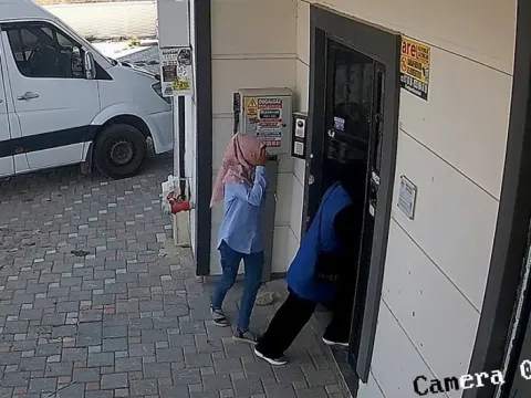 Adana'da eşarp ve plastik aparatla hırsızlık: Güvenlik kamerası ele verdi - fotoğraf 5