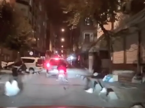 İstanbul’da sokak ortasında kız kavgası! Saçından tutup yerde sürükledi - fotoğraf 3