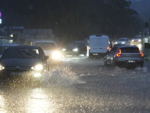 Megakent İstanbul'u sağanak vurdu! Yollar taştı su baskınları oldu! Yıllardır böyle bir yağmur görülmedi - fotoğraf 5
