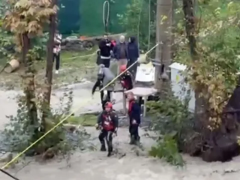 Sapanca'da dere taştı! 2’si çocuk 8 kişi AFAD tarafından kurtarıldı - fotoğraf 3
