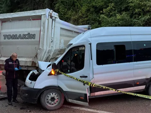 Minibüs kamyonla çarpıştı: 1 ölü, 18’i öğrenci 23 yaralı - fotoğraf 1