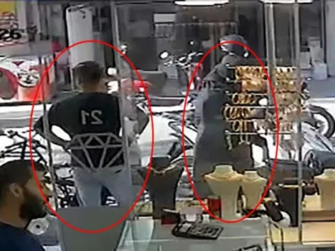 Adana'da sokak ortasında kapkaç: Çantasını gasbeden hırsızın peşinden böyle koştu - fotoğraf 5