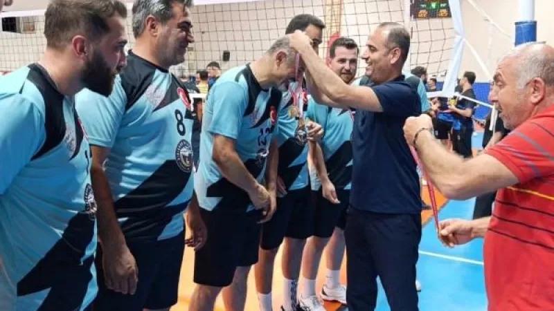 Voleybolda Kupayı Kırıkhan Eğitimcileri Aldı