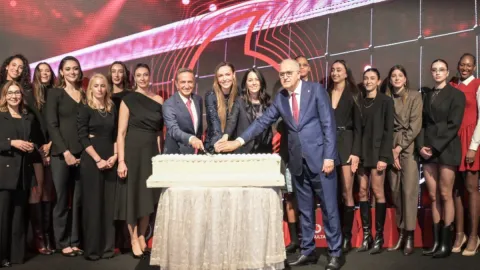 Voleybolda yeni sponsorluk anlaşması oyuncularla kutlandı