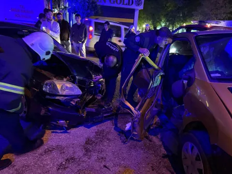 Adıyaman’da iki otomobil çarpıştı, 2 yaralı - fotoğraf 2