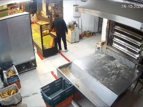 Kasabı bahane etti, fırında yaptıkları kameraya yansıdı - fotoğraf 2