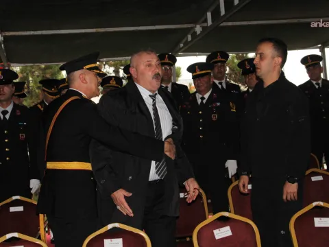 Protokolde köşeye oturtulan şehit babasının 'hani baş tacıydık?' feryadı - fotoğraf 2