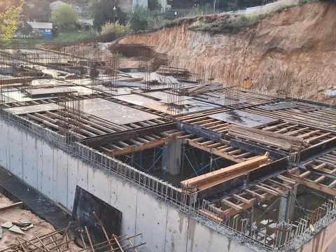 İstanbul'daki toprak kayması sitenin bahçesini etkiledi: 9 katlı bina boşaltıldı - fotoğraf 1