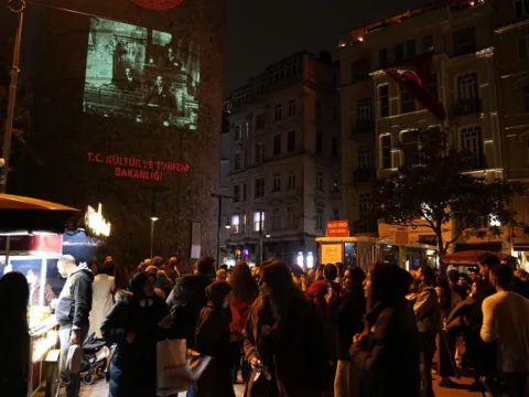 Cumhuriyet’in 103 yıllık ışığı Galata Kulesi’ni aydınlattı... Bakan Ersoy: Cumhuriyetimizin ışığı, bu topraklarda ilelebet parlamaya devam edecek - fotoğraf 3