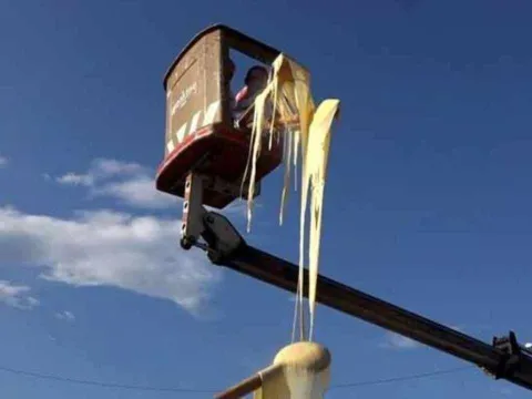 Binlerce kişi başına toplandı: Vinçle boyu tam 10 metre uzadı - fotoğraf 1