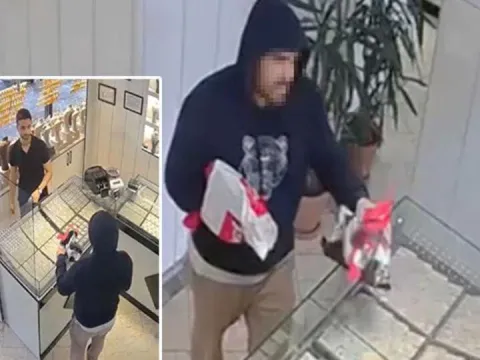 Kuyumcudan soygun anında alkışlık oyun! - fotoğraf 1