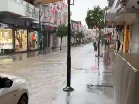 İzmir'de sağanak etkili oldu; cadde ve sokaklar su altında kaldı - fotoğraf 3