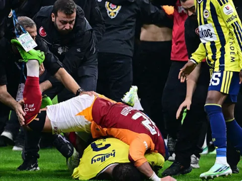 Galatasaray-Fenerbahçe derbisinin ardından büyük kavga: Futbolcular birbirlerine girdi! Polisler sahaya indi - fotoğraf 5