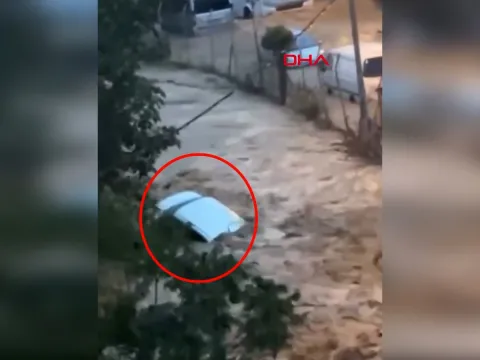 Selde kaybolan vatandaşın aracının görüntüleri ortaya çıktı: Sel suları böyle sürüklemiş - fotoğraf 1