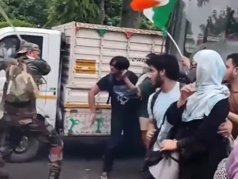 Kendine 'hamam böceği' diyen gençler koca ülkeyi kökünden sarstı - fotoğraf 2