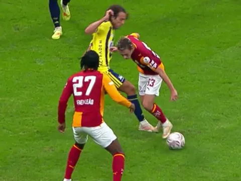 Fırat Aydınus, Galatasaray - Fenerbahçe derbisindeki tartışmalı pozisyonları değerlendirdi: 'Temasın şiddetini yeterli görmedi!' - fotoğraf 5