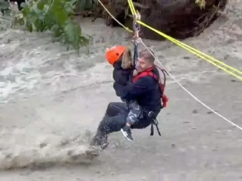 Sapanca'da dere taştı! 2’si çocuk 8 kişi AFAD tarafından kurtarıldı - fotoğraf 2