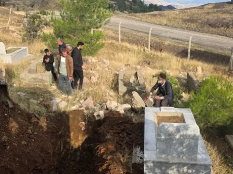 Köyde genç kalmayınca tedbirini aldı: Yaşlı çift hayattayken mezarlarını hazırlattı - fotoğraf 4