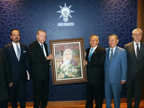 "Kurultay Fenomeni" adlı eser ve Tenzile Erdoğan portresi Cumhurbaşkanı Erdoğan'a takdim edildi - fotoğraf 4