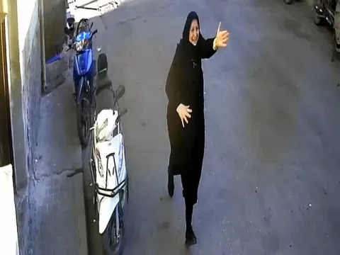 Çantası gasp edildi, şüphelileri kovaladı! O anlar kamerada! - fotoğraf 2