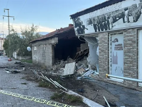 Burdur'da iki aracın çarpıştığı kazada motor yerinden fırladı: Ortalık savaş alanına döndü - fotoğraf 5