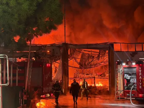 Akü üretimi yapılan fabrikada korkutan yangın - fotoğraf 2