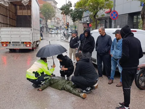 Kadın polisin insanlık dersi: Yağmurda yaralının ıslanmasına izin vermedi - fotoğraf 5