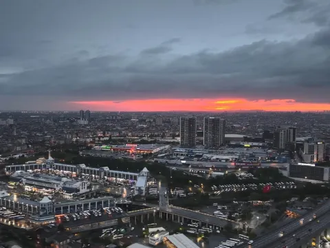 İstanbul'da bir yanda yağmur bulutları, diğer yanda gün batımı - fotoğraf 1