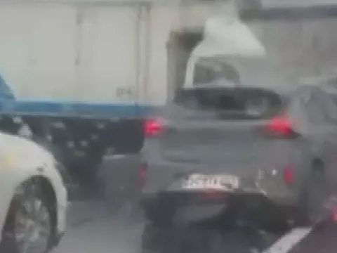 Beylikdüzü'nde yağmur kazası: Kamyonet bariyerlere çarptı, trafik kilitlendi - fotoğraf 3