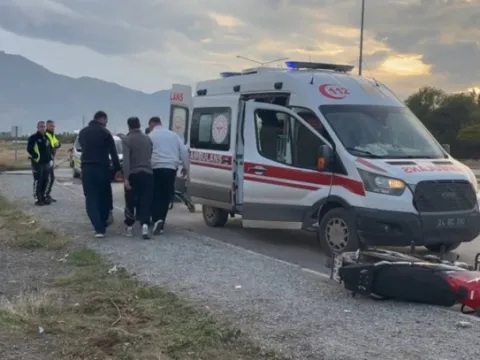 Erzincan'da motosiklet kazası: Sürücü yola savrulup yaralandı - fotoğraf 3