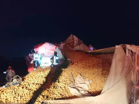 Aynı yönde giden tanker ile TIR çarpıştı: Sürücü kabinde can verdi - fotoğraf 4
