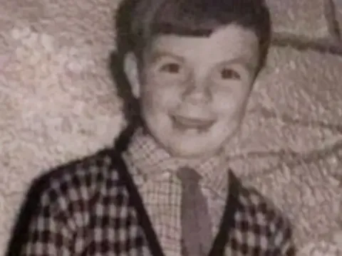 Bebekken çantalara konularak terk edilen kardeşler yıllar sonra bir araya geldi - fotoğraf 2