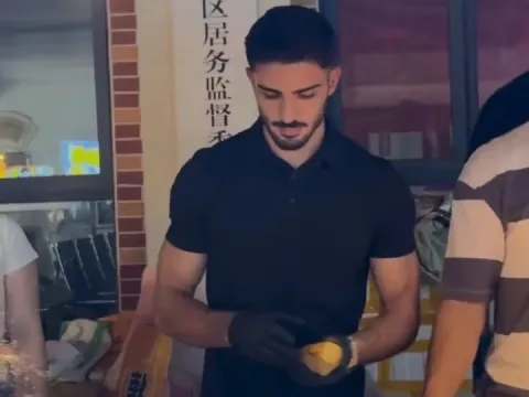 Nereden nereye... 'Yakışıklı Mısırcı' milyonluk anlaşma ile gündemde - fotoğraf 1