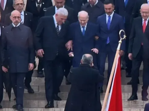 Anıtkabir'deki 'kol kola' görüntüye Dervişoğlu'nun danışmanından açıklama - fotoğraf 1