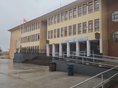 Yağmurda gördü, dayanamadı! Alperen'in Atatürk için yaptığı hareket gündem oldu - fotoğraf 1