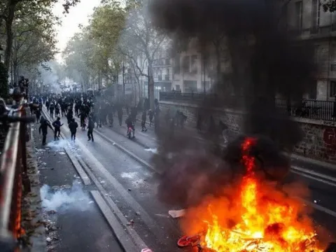 Fransa'da Paris ve bazı kentlerdeki kısmi sokağa çıkma yasağı uzatıldı - fotoğraf 4