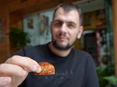 Çaya, tatlıya, suya pul biber döküyor! Samsunlu esnafın acı tutkusu şaşırtıyor - fotoğraf 5