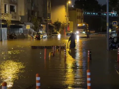 İstanbul'u sağanak vurdu: Yollar göle döndü, araçlar suya gömüldü - fotoğraf 6