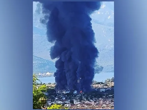 Son dakika! Aydın Kuşadası'nda yangın paniği: Alevler pazar yerini sardı - fotoğraf 1