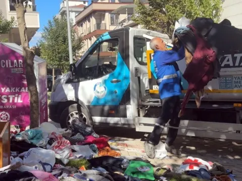 Ceza korkusuyla sokağa bıraktılar! İstanbul’da sokak ortasında kıyafet kapma yarışı - fotoğraf 3