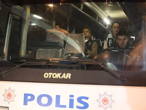 Bayraklı Belediyesi'ne operasyon: Gözaltına alınan 43 şüpheli adliyede - fotoğraf 3