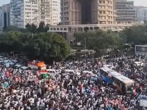 Kendine 'hamam böceği' diyen gençler koca ülkeyi kökünden sarstı - fotoğraf 4
