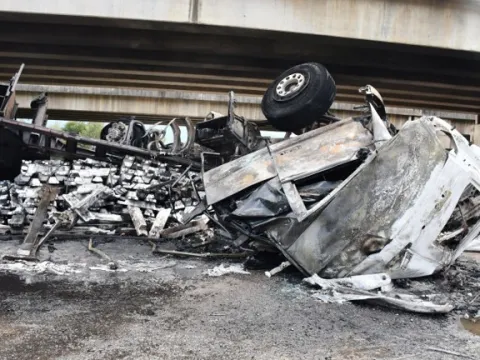 15 metreden düşen tır küle döndü: Sürücü ölümden son anda kurtuldu - fotoğraf 3