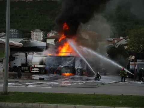 Denizli'de akaryakıt istasyonundaki tankerde yangın çıktı - fotoğraf 1