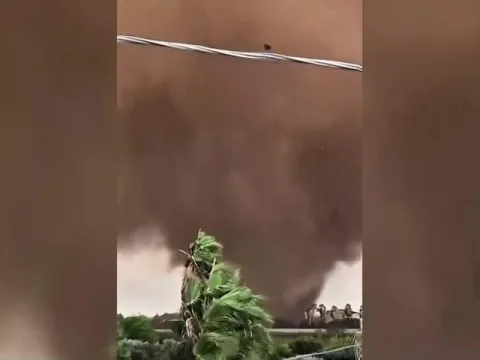 İtalya'da hortum kabusu kamerada! Sicilya bölgesinde 4'ü çocuk 9 kişi yaralandı - fotoğraf 5