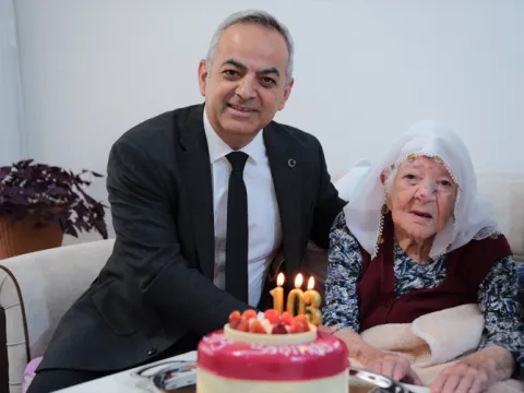 Cumhuriyet'in 103. yılını 103 yaşındaki Nazife nine de kutladı - fotoğraf 1