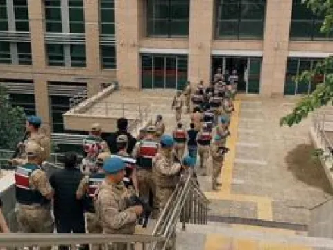 Vahşet anı kamerada: Çocuğunun önünde eşini boğmaya çalıştı - fotoğraf 2