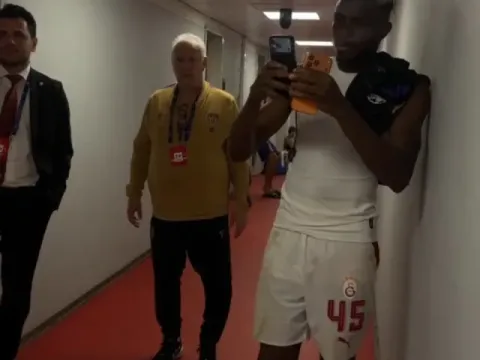 Osimhen Yamal'ı bir anda kolundan tutup getirdi! Galatasaray-Barcelona maçı sonrası dikkat çeken olay - fotoğraf 3