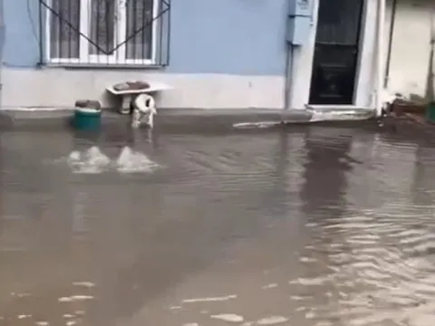 Bursa'da sağanak hayatı felç etti: Yollar göle döndü, iş yerlerini su bastı - fotoğraf 2